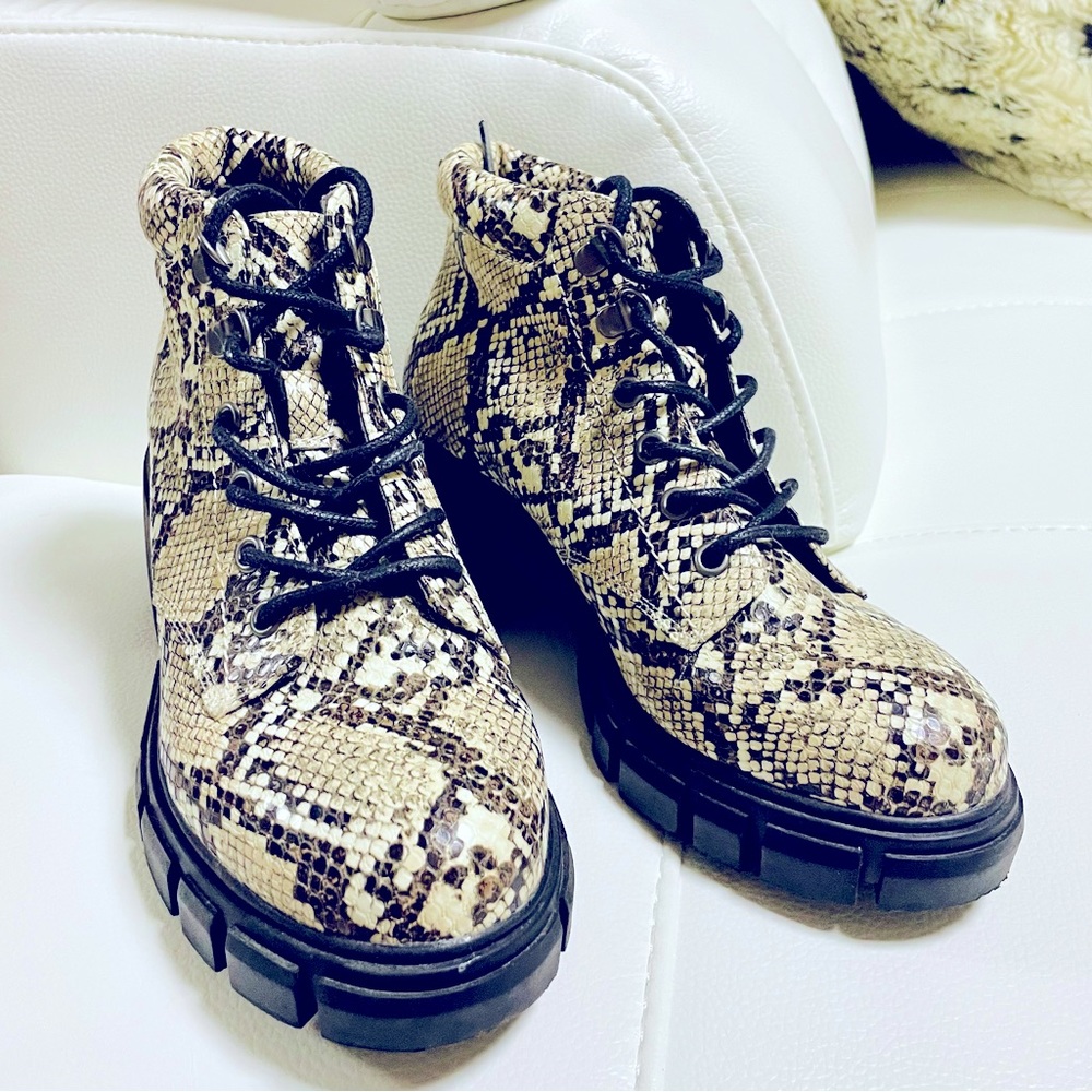 NWOT Dirty Laundry faux snake-embossed combat boots size 7
